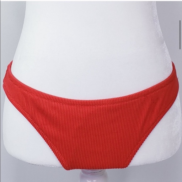 red bikini - Picture 5 of 6